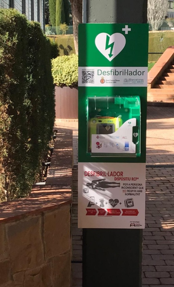 Desfibril·lador transportable, format motxilla, situat a la zona del pàdel