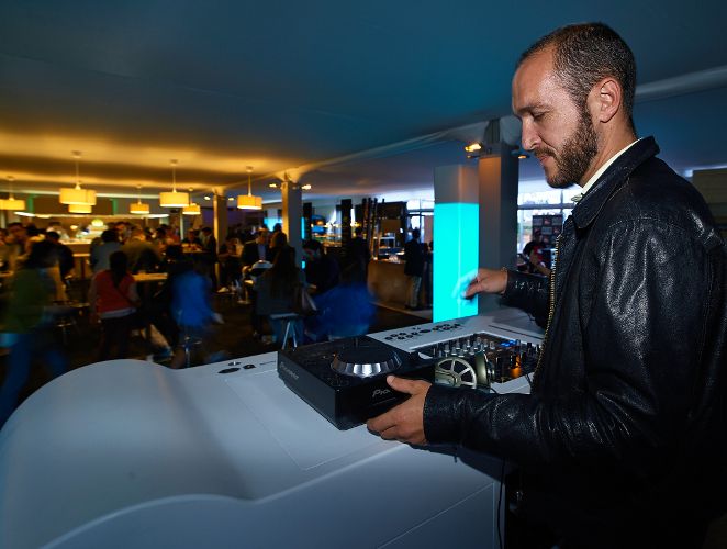 El nuevo espacio Village Lounge seduce al público El nuevo espacio Village Lounge seduce al público