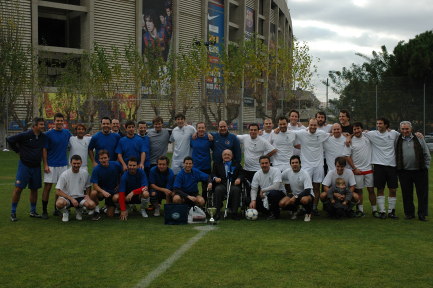 Futbol amateur sobre la gespa natural de la Masia