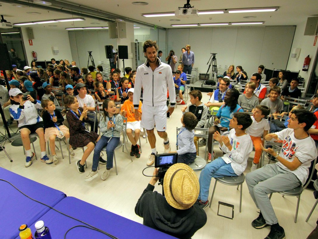 Feliciano atiende a los niños de la Escuela de Tenis Feliciano atiende a los niños de la Escuela de Tenis