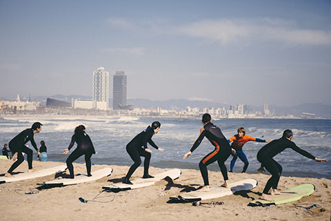 Actividad de Surf en La Barceloneta Actividad de Surf en La Barceloneta