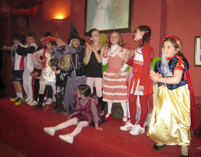 Fiesta de Carnaval Infantil con música y baile incluido Fiesta de Carnaval Infantil con música y baile incluido