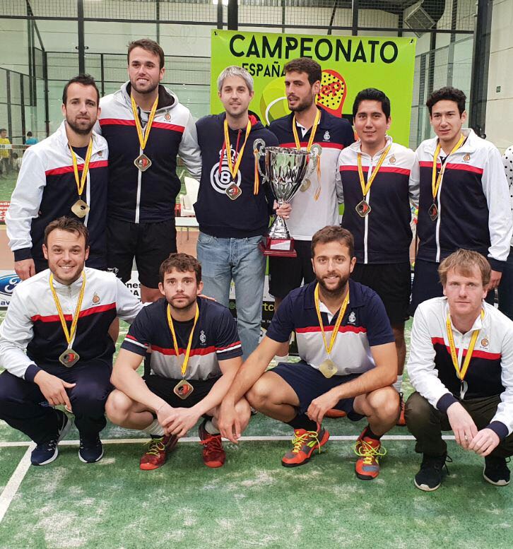 El equipo de pádel del RCTB-1899, campeón de España de 2ª categoría El equipo de pádel del RCTB-1899, campeón de España de 2ª categoría