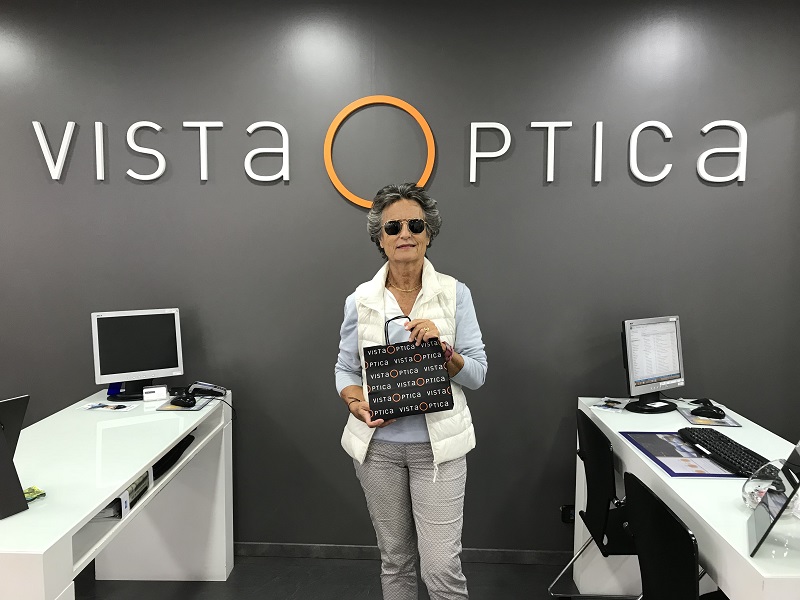 VISTAOPTICA fa entrega a Montse Boter de les ulleres que va sortejar en el XXV Shoot Out – Trofeu VISTAOPTICA VISTAOPTICA fa entrega a Montse Boter de les ulleres que va sortejar en el XXV Shoot Out – Trofeu VISTAOPTICA