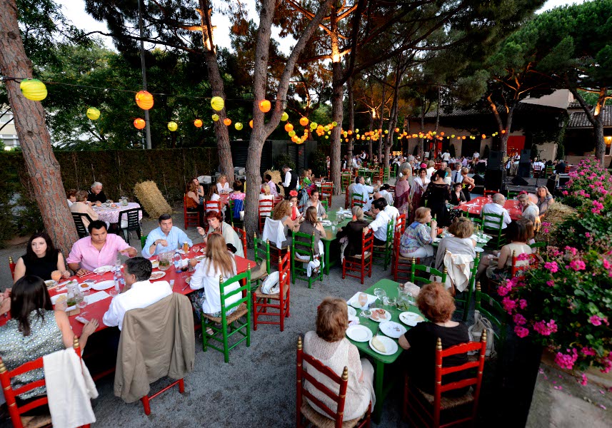 La Fiesta Sevillana  Rociera congrega a unas 200 personas