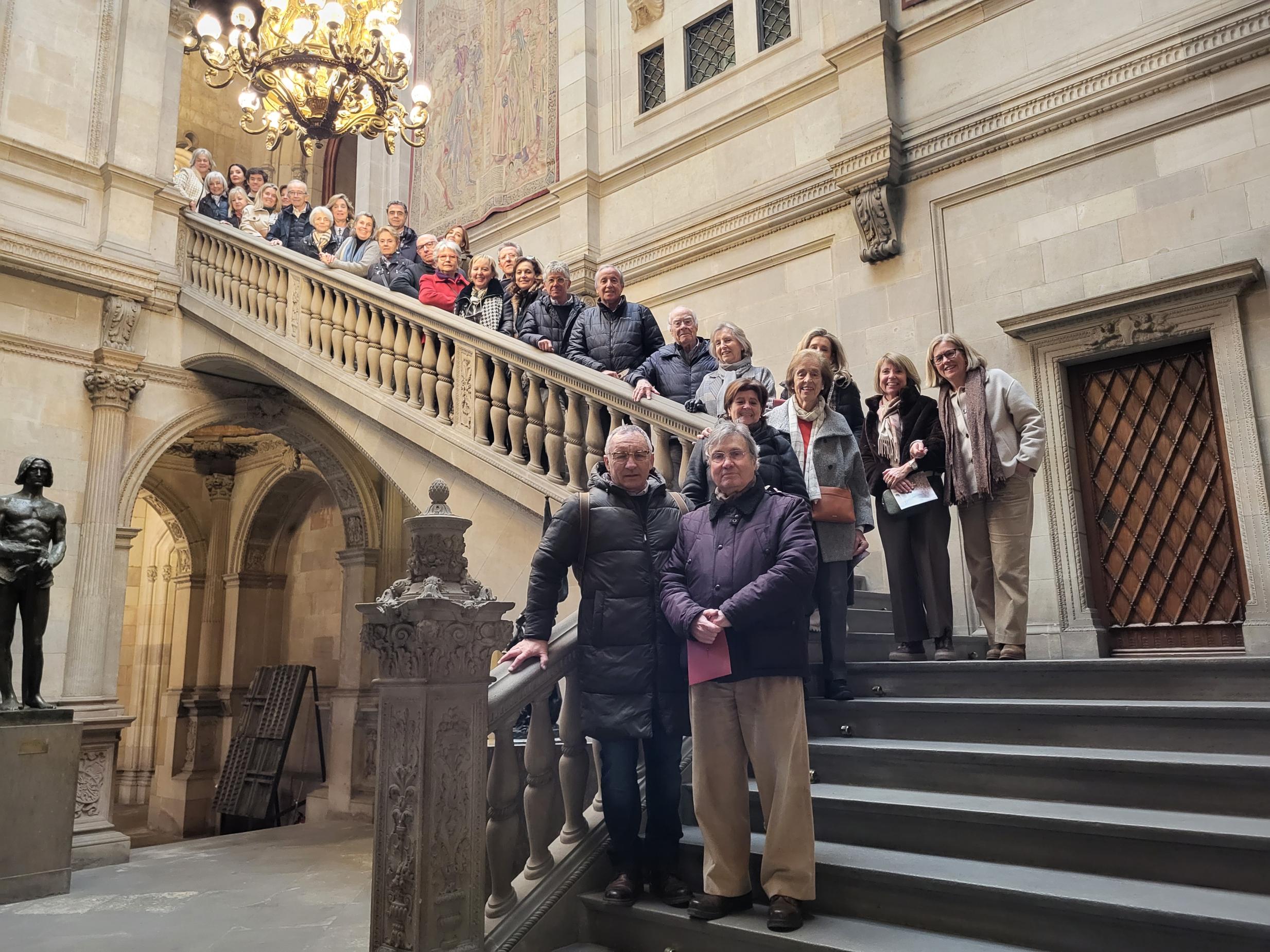 La visita al Ayuntamiento de Barcelona, gran experiencia para una treintena de socios y socias