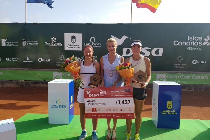 Marina Bassols y Shuo Feng recogiendo el trofeo