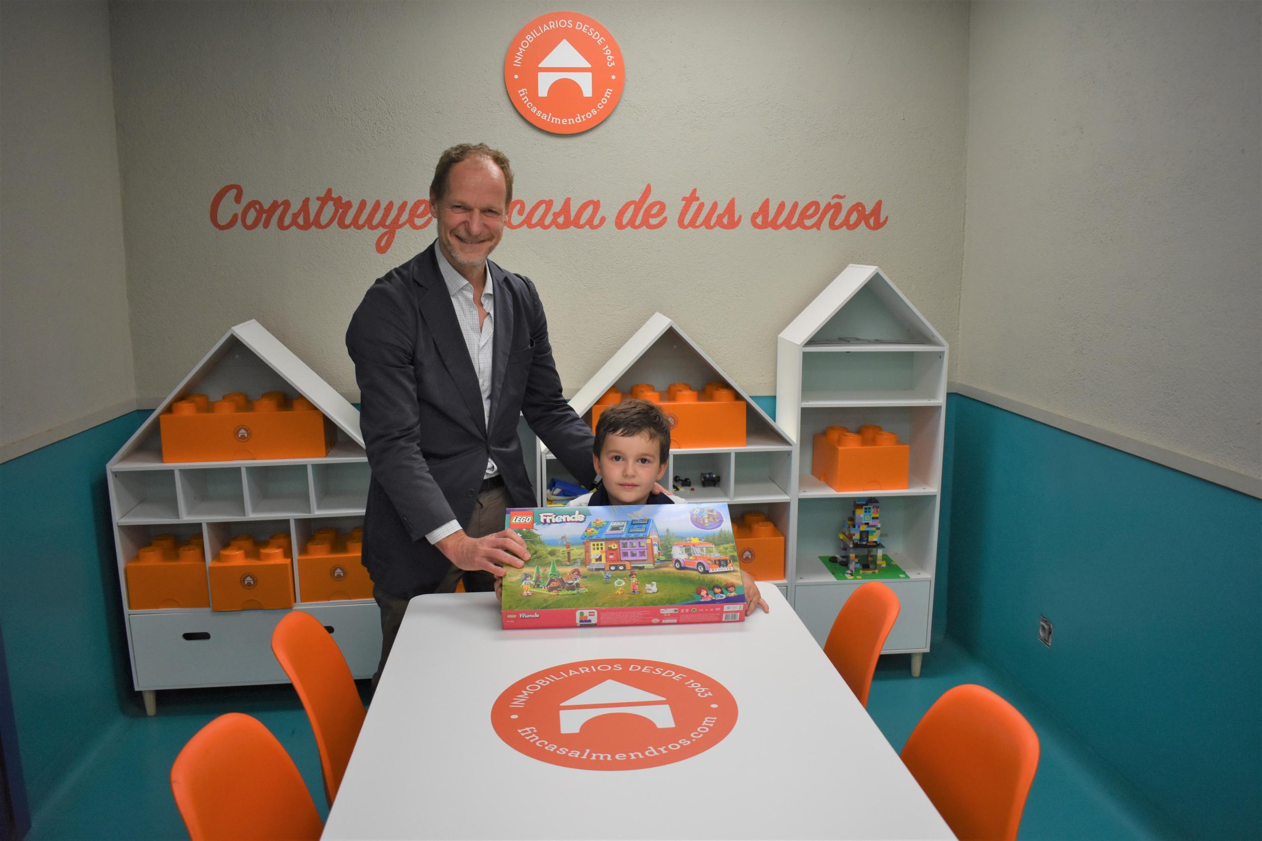 Alex Mailan rep el premi com a guanyador del segon concurs “Construeix la casa dels teus somnis by Almendros”