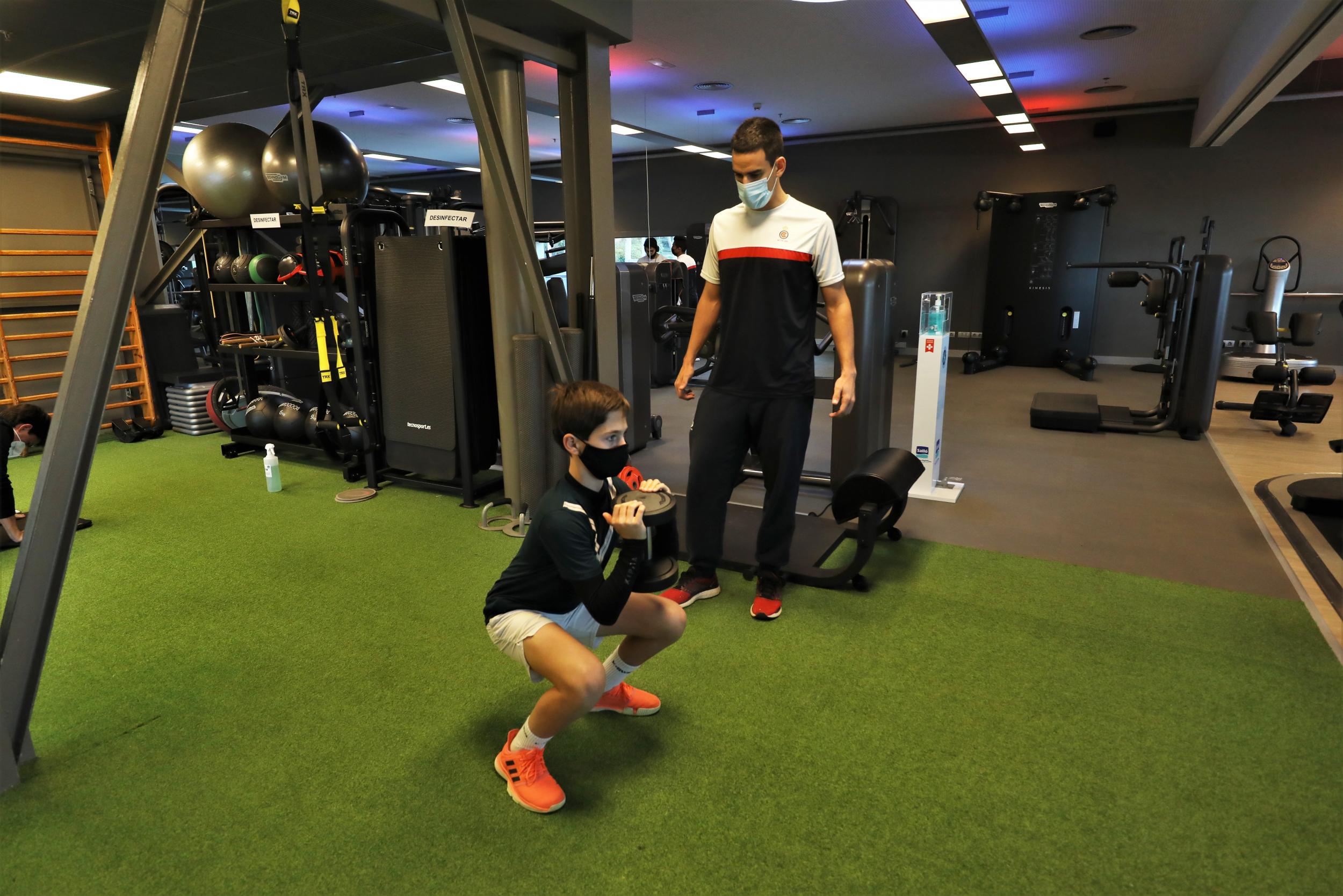 de prevención de lesiones con los alumnos de la Escuela Tenis | Reial de Barcelona