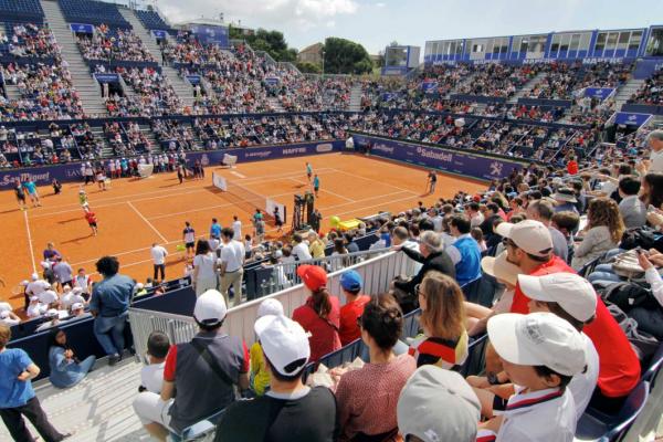 El Clinic emociona a miles de niños en la pista central