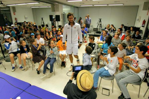 Feliciano atiende a los niños de la Escuela de Tenis 