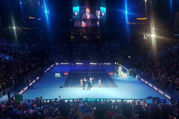 Rafa Nadal recibe el trofeo como número 1 del ranking 2017
