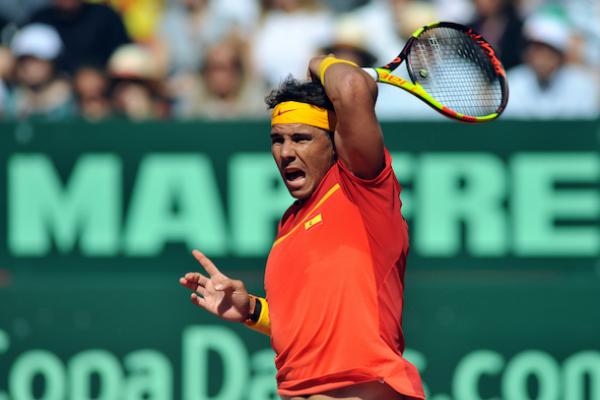Rafa Nadal confirma su reaparición con un triunfo contundente ante Alexander Zverev | España, a semis de Copa Davis