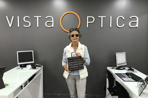 VISTAOPTICA fa entrega a Montse Boter de les ulleres que va sortejar en el XXV Shoot Out – Trofeu VISTAOPTICA