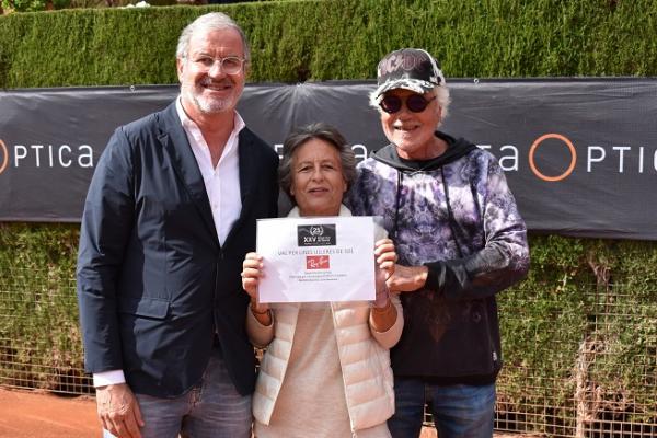VISTAOPTICA fa entrega a Montse Boter de les ulleres que va sortejar en el XXV Shoot Out – Trofeu VISTAOPTICA