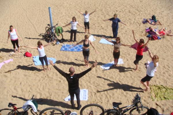 Paseo en bici y Pilates en la playa