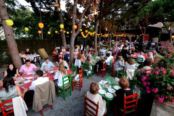 La Fiesta Sevillana  Rociera congrega a unas 200 personas