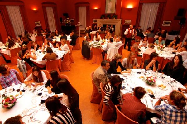 Ambient distès al Sopar Oficial de benvinguda