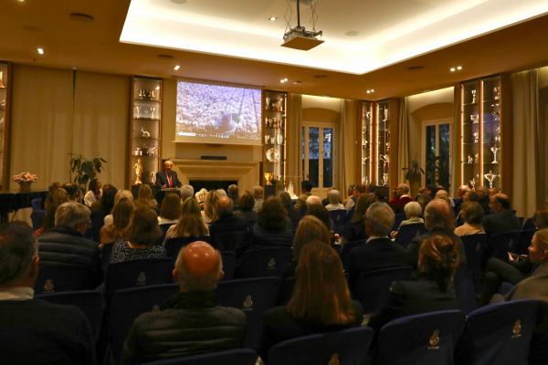 Celebrades la conferència sobre la construcció de la Sagrada Família i la Missa Internacional