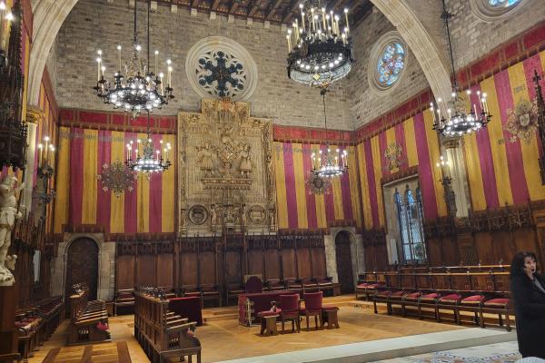 La visita al Ayuntamiento de Barcelona, gran experiencia para una treintena de socios y socias