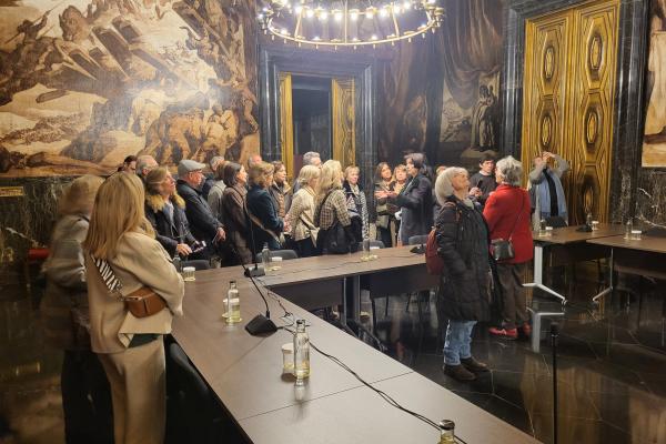 La visita al Ayuntamiento de Barcelona, gran experiencia para una treintena de socios y socias