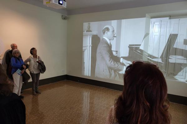 Un grup de socis i sòcies gaudeixen de l'art i la música al Museu Pau Casals