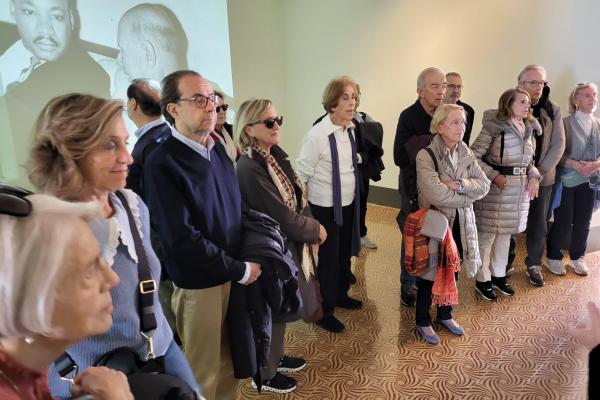 Un grup de socis i sòcies gaudeixen de l'art i la música al Museu Pau Casals