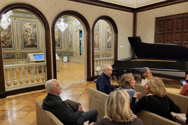 Un grup de socis i sòcies gaudeixen de l'art i la música al Museu Pau Casals