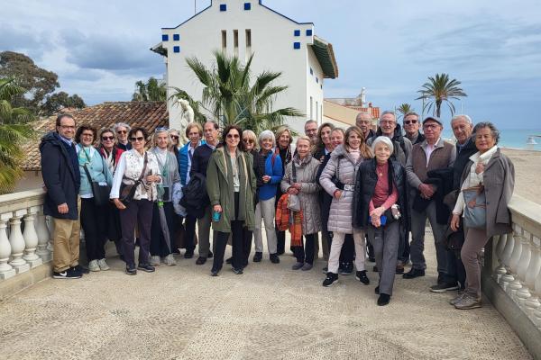 Un grup de socis i sòcies gaudeixen de l'art i la música al Museu Pau Casals