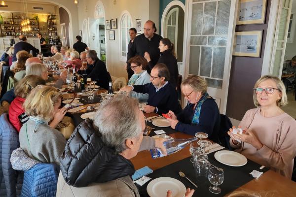 Un grup de socis i sòcies gaudeixen de l'art i la música al Museu Pau Casals