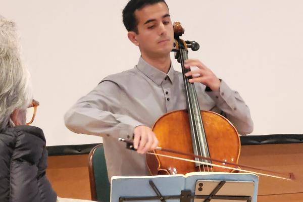 Un grup de socis i sòcies gaudeixen de l'art i la música al Museu Pau Casals