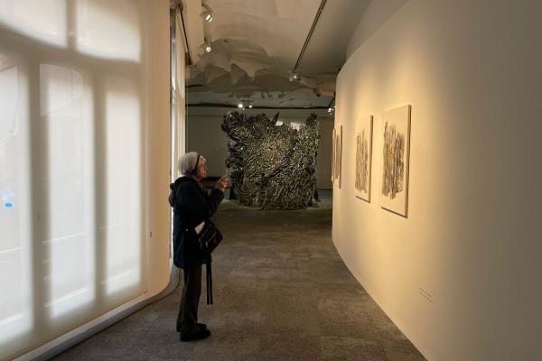 Una vintena de socis visiten l'exposició de Cristina Iglesias