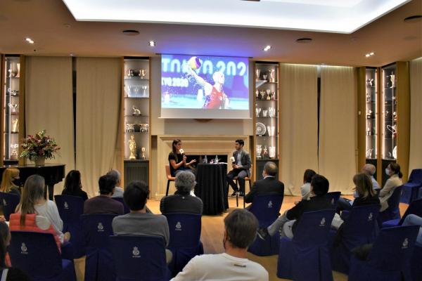 Anni Espar visita l’RCTB-1899 i juga un partit de waterpolo amb els socis/es