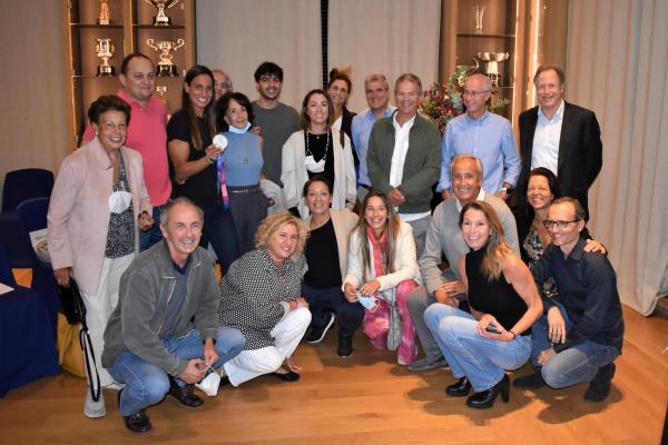 Anni Espar visita l’RCTB-1899 i juga un partit de waterpolo amb els socis/es