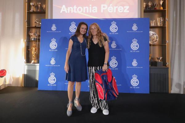 Los equipos seniors del Club reciben un merecido reconocimiento por sus éxitos de 2024