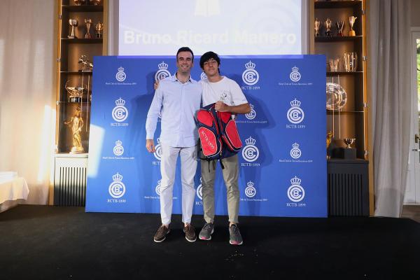 Los equipos seniors del Club reciben un merecido reconocimiento por sus éxitos de 2024
