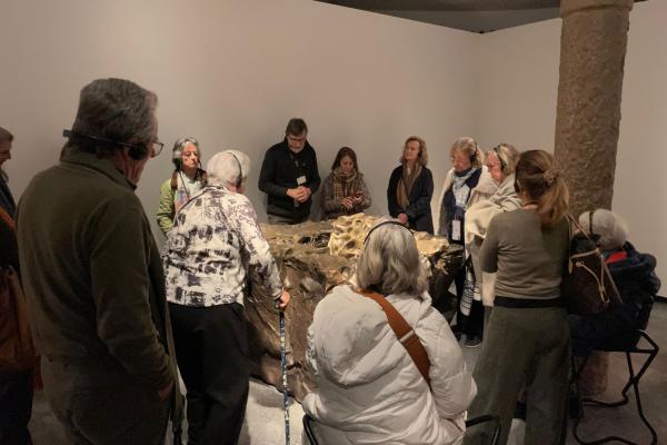 Una vintena de socis visiten l'exposició de Cristina Iglesias