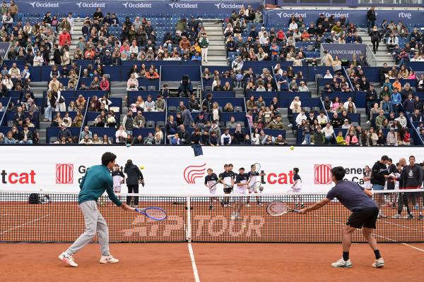 Un miler de nens i nenes pilotegen amb Norrie i Jódar al Clínic Generalitat de Catalunya