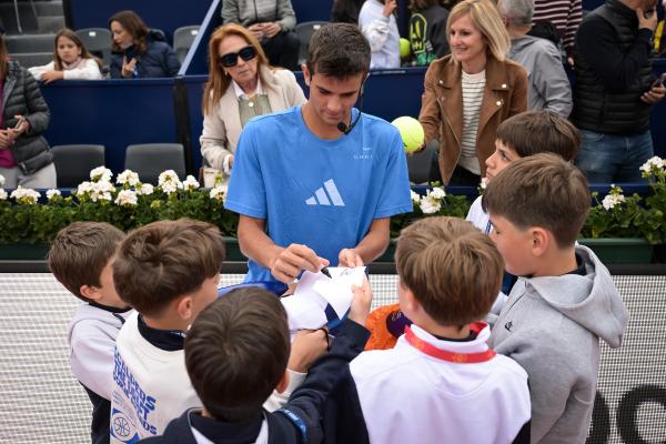 Un miler de nens i nenes pilotegen amb Norrie i Jódar al Clínic Generalitat de Catalunya