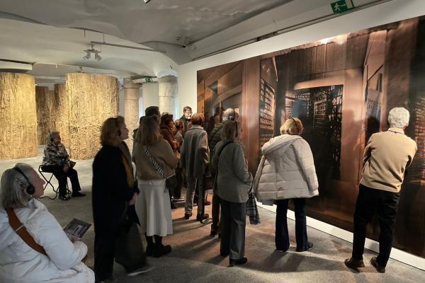Una vintena de socis visiten l'exposició de Cristina Iglesias