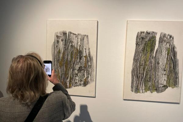 Una vintena de socis visiten l'exposició de Cristina Iglesias