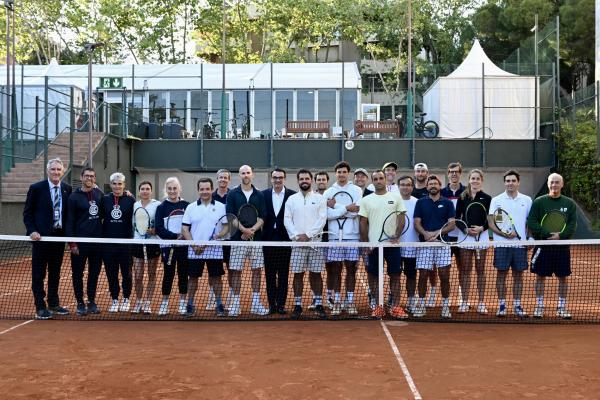 Un grup de socis i sòcies participen al Clínic de dobles amb Oriol Roca, Alex Martí, Romain Arneodo i Adrian Mannarino