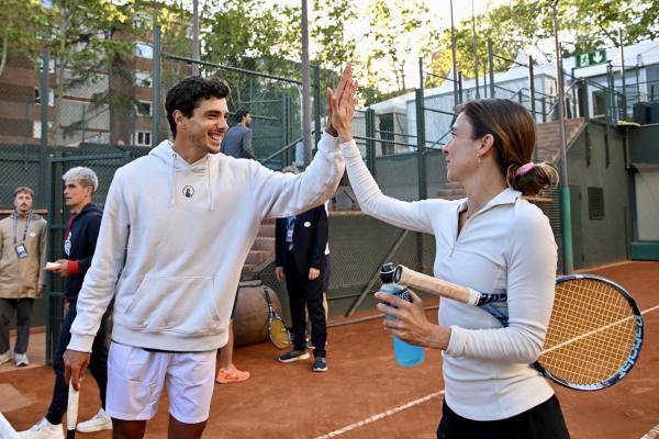 Un grup de socis i sòcies participen al Clínic de dobles amb Oriol Roca, Alex Martí, Romain Arneodo i Adrian Mannarino