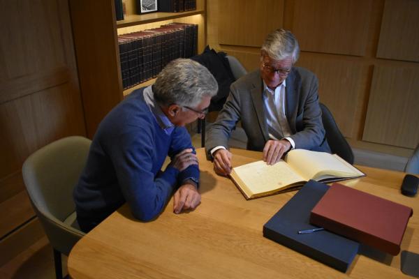 Manuel Orantes firma el libro de Honor del RCTB-1899