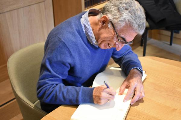 Manuel Orantes firma el libro de Honor del RCTB-1899