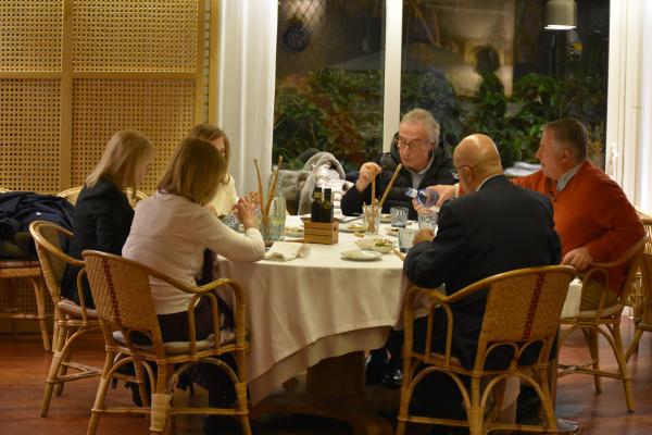 El chef Gabriele Milani deleita a una cincuentena de socios y socias en la noche italiana del Restaurante