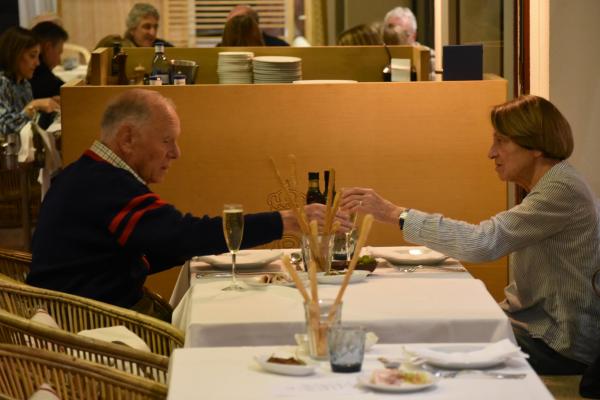 El chef Gabriele Milani deleita a una cincuentena de socios y socias en la noche italiana del Restaurante