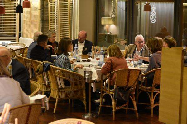 El chef Gabriele Milani deleita a una cincuentena de socios y socias en la noche italiana del Restaurante