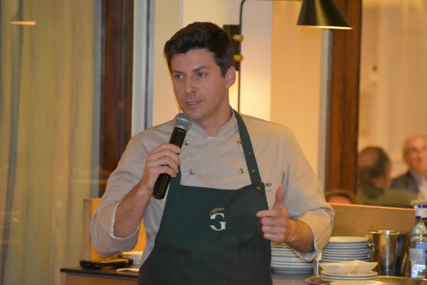 El chef Gabriele Milani deleita a una cincuentena de socios y socias en la noche italiana del Restaurante