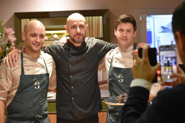 El chef Gabriele Milani deleita a una cincuentena de socios y socias en la noche italiana del Restaurante